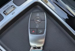 Mercedes-Benz GLB GLB 250 4MATIC SUV 2026 — side view