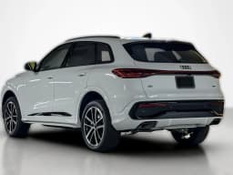 Audi Q5 Premium 2.0 TFSI quattro 2026 — side view