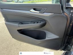 Volkswagen Golf R Base 2.0T DSG 2026 — side view