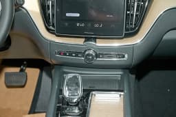 Volvo XC60 Plug-In Hybrid Plus T8 AWD 2026 — side view