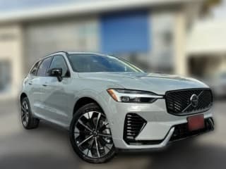 Volvo XC60 Plug-In Hybrid Plus T8 AWD Volvo XC60 Plug-In Hybrid Plus T8 AWD