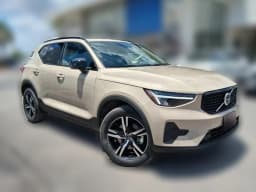 Volvo XC40 Core B5 AWD 2026 — side view