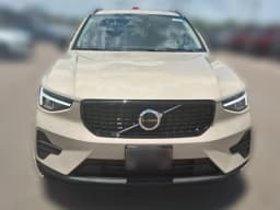 Volvo XC40 Core B5 AWD 2026 — side view