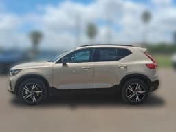 Volvo XC40 Core B5 AWD 2026 — side view