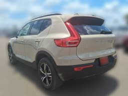 Volvo XC40 Core B5 AWD 2026 — side view