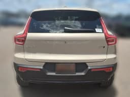 Volvo XC40 Core B5 AWD 2026 — side view