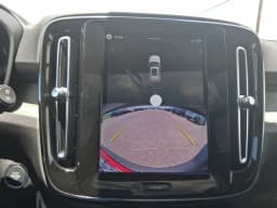 Volvo XC40 Core B5 AWD 2026 — side view
