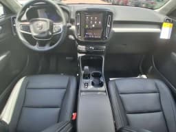 Volvo XC40 Core B5 AWD 2026 — side view