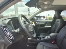 Volvo XC40 Core B5 AWD 2026 — side view