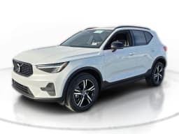 Volvo XC40 Core B5 AWD 2026 — side view
