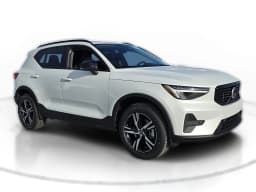 Volvo XC40 Core B5 AWD 2026 — side view