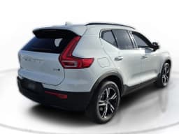 Volvo XC40 Core B5 AWD 2026 — side view