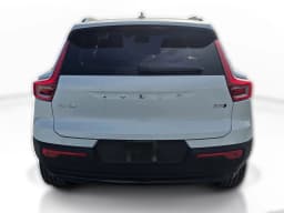 Volvo XC40 Core B5 AWD 2026 — side view