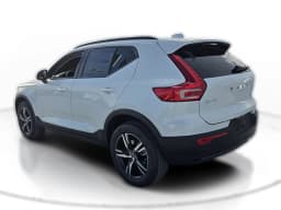Volvo XC40 Core B5 AWD 2026 — side view
