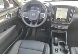 Volvo XC40 Core B5 AWD 2026 — side view