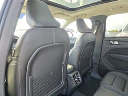 Volvo XC40 Core B5 AWD 2026 — side view