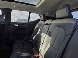 Volvo XC40 Core B5 AWD 2026 — side view