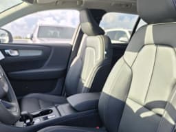 Volvo XC40 Core B5 AWD 2026 — side view