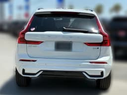 Volvo XC60 Core B5 AWD 2026 — side view
