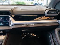 Lamborghini Urus SE AWD 2026 — side view